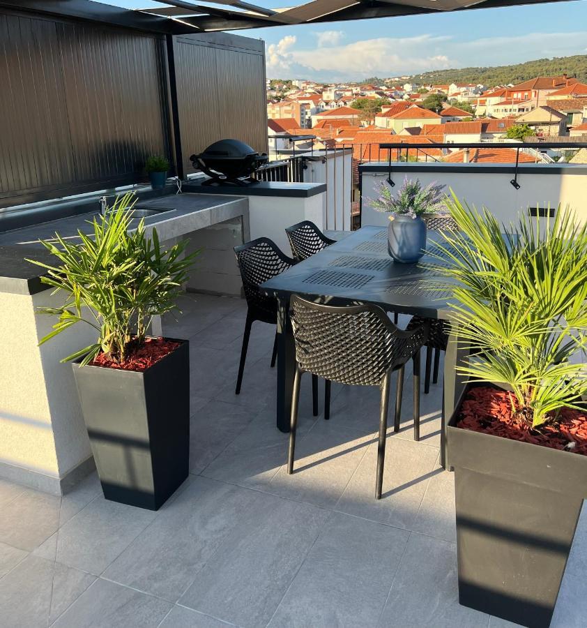 Apartment Navale With A Roof Terrace And A Heated Pool Trogir