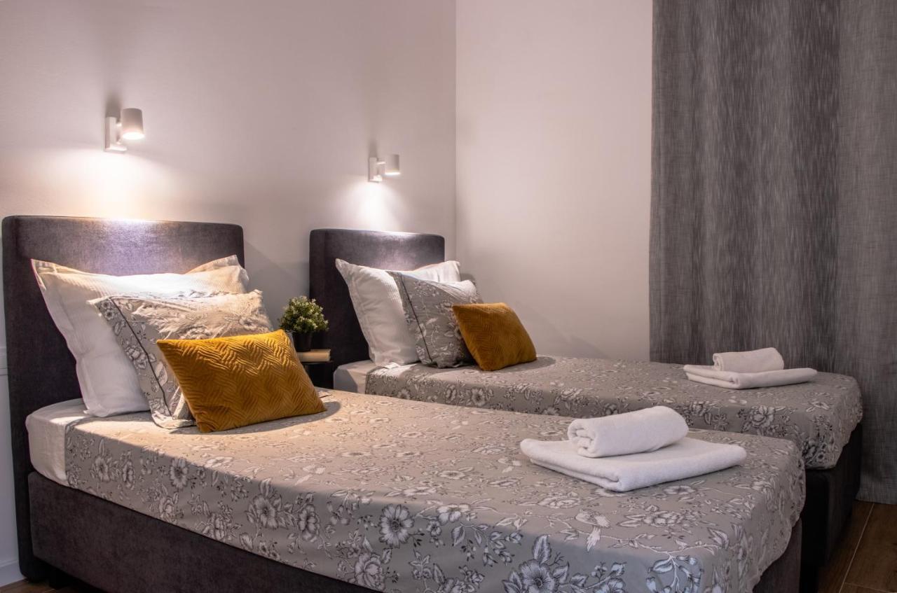 Apartment Navale With A Roof Terrace And A Heated Pool Trogir