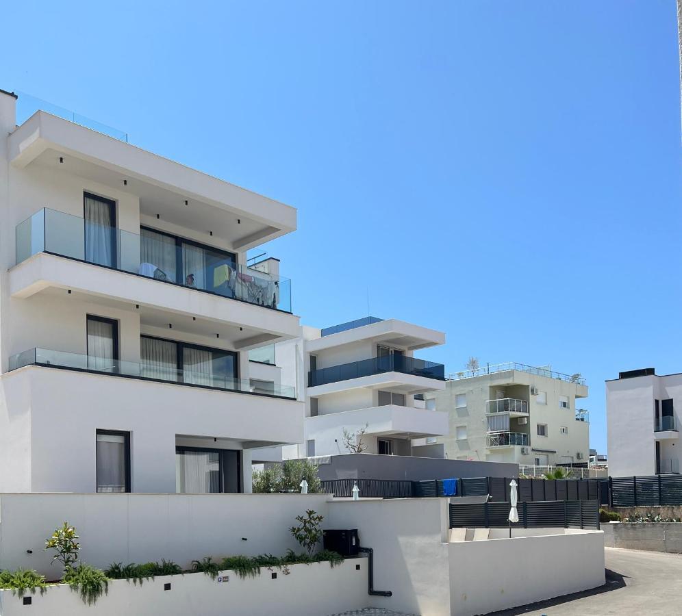 Apartment Navale With A Roof Terrace And A Heated Pool Trogir